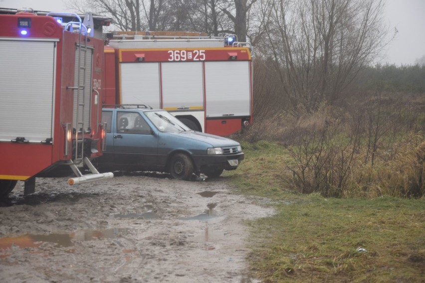 Wypadek w miejscowości Sierzchów w powiecie skierniewickim. Z rzeki Rawki wyłowiono samochód z martwym 19-latkiem [ZDJĘCIA]