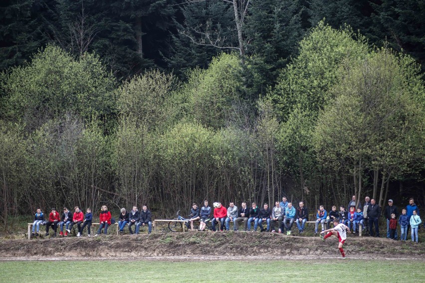 Klasa B Rzeszów: Trener ŁKS-u Łukawiec porażkę przypłacił dymisją. Piotr Ożóg został zwolniony. Derby gminy Wiśniowa dla Szufnarowej [FOTO]