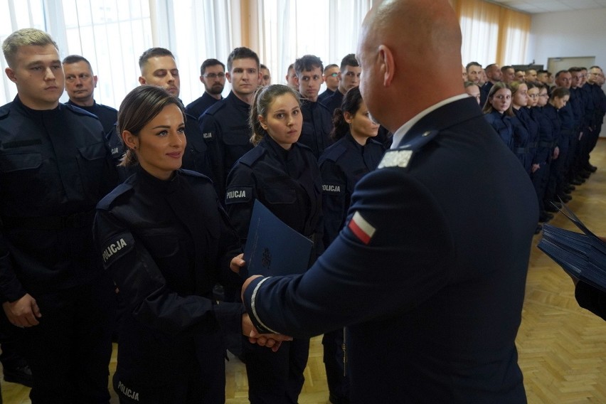 Do tych komend w Kujawsko-Pomorskiem trafią nowi policjanci. Funkcjonariusze już po ślubowaniu