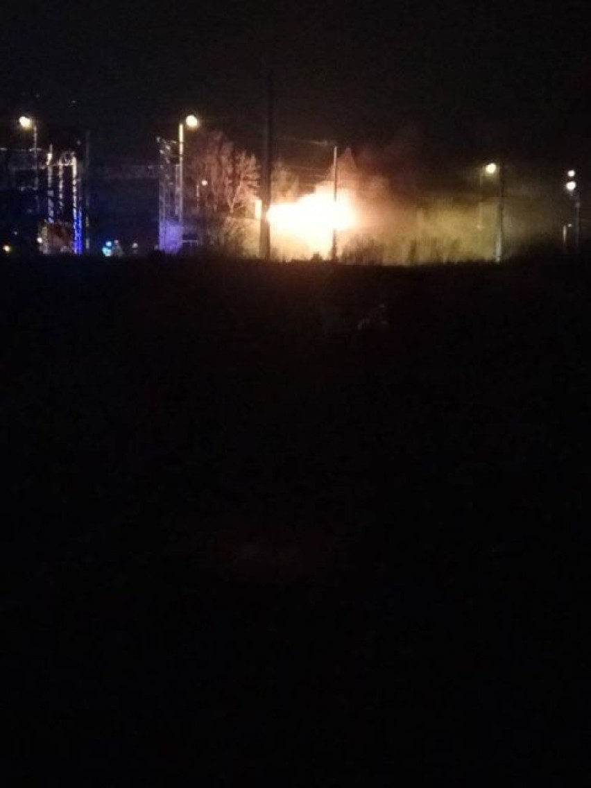 Pożar opuszczonego budynku nastawni kolejowej w Tczewie 17.12.2020. Pociągi na trasie Gdańsk - Tczew nie kursują. Zdjęcia