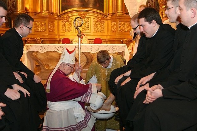 Biskup ordynariusz Kazimierz Ryczan obmył nogi alumnom III i IV roku Wyższego Seminarium Duchownego w Kielcach.
