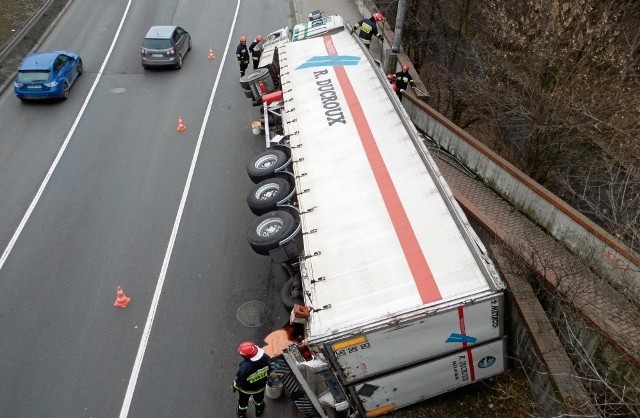 Tir wywrócił się na bok, całkowicie blokując jeden z pasów ruchu