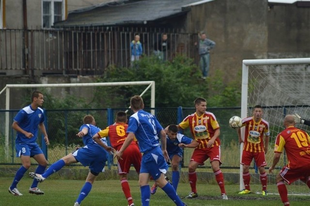 Arkadiusz Suchomski (drugi z lewej, na niebiesko) strzela pierwszego gola dla Włocłavii