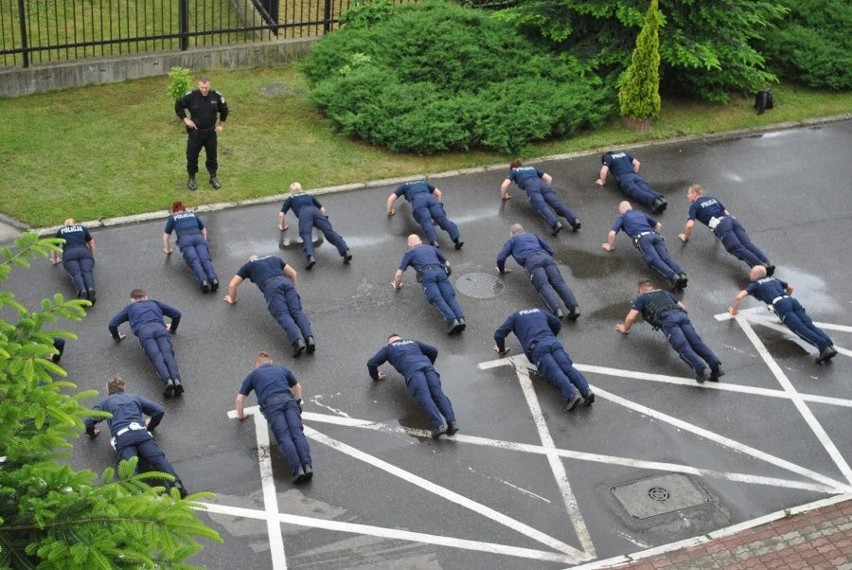 Podkarpacie. Policjanci też "pompują" w #GaszynChallenge i wspomagają zbiórki pieniędzy (WIDEO)