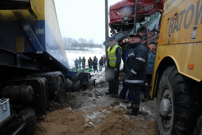 Tir wjechal pod pociąg