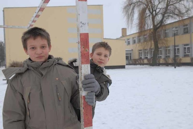 Michał Perszke i Szymon Kopiecki często grają na betonowym boisku szkolnym w piłkę nożną. Ucieszyli się na wieść o tym, że powstanie nowe.