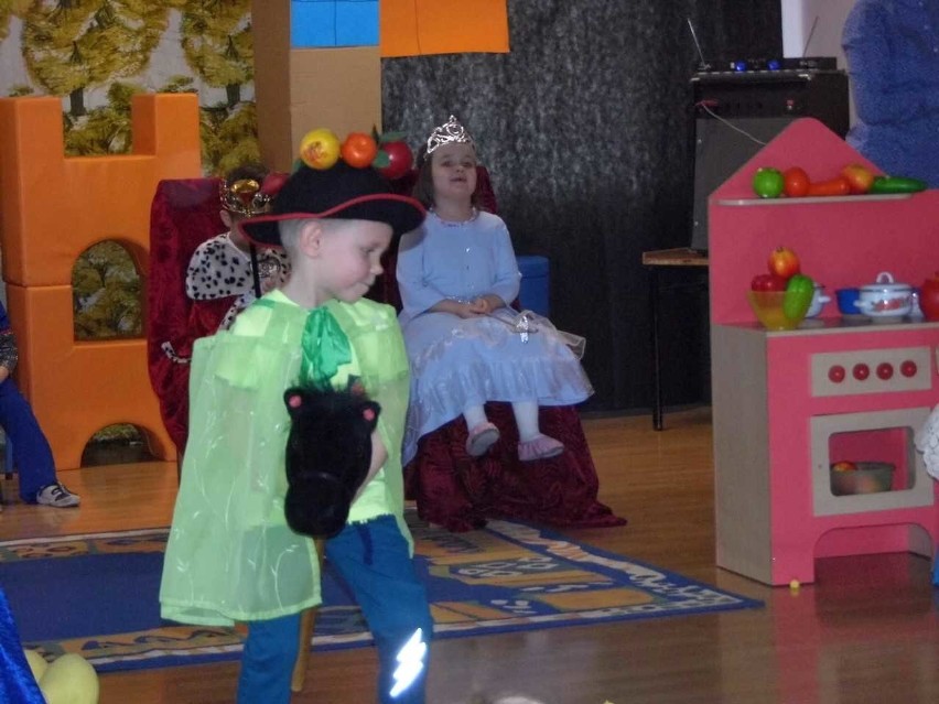 Przedstawienie w przedszkolu Misia Uszatka. Dzieci - dzieciom, czyli teatrzyk w wykonaniu Pajacyków