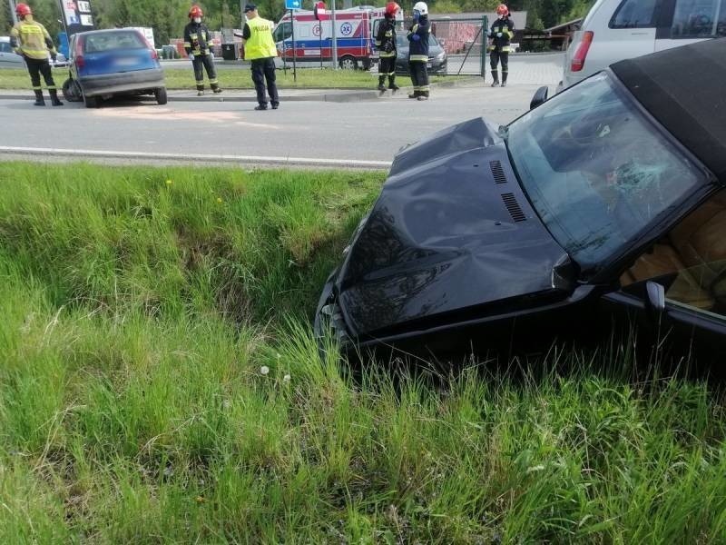 Olszanka wypadek. Dwaj ranni kierowcy w zderzeniu fiata z BMW [ZDJĘCIA]