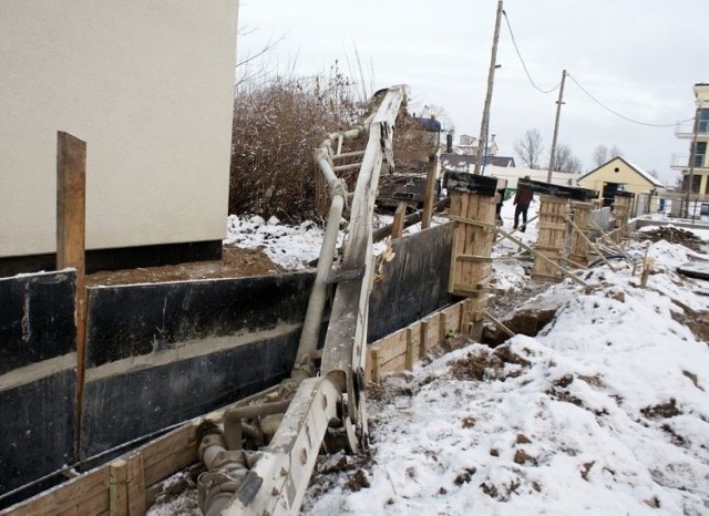 52-letni mężczyzna poniósł śmierć na miejscu podczas układania betonu przy ulicy Kościuszki w Suwałkach
