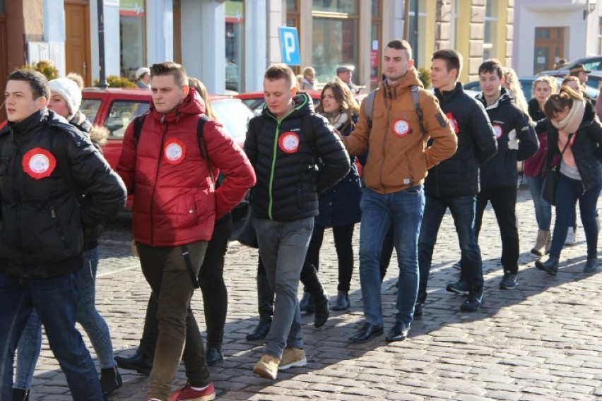 Trzystu maturzystów zatańczyło poloneza na ulicach Tczewa [WIDEO,ZDJĘCIA]