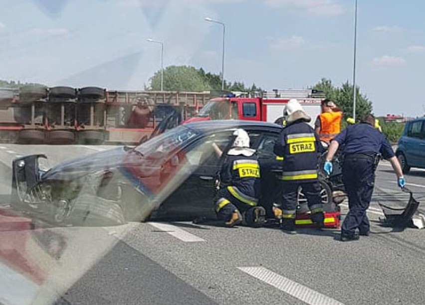 W wypadku samochodu osobowego i ciężarowego TIRa śmierć...