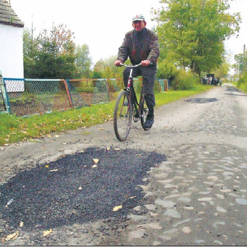 Droga w Lulewicach:  jeśli gmina się postara, ludzie przestaną tonąć w błocie po każdym deszczu.