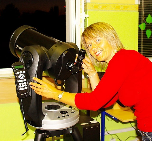 Nauczycielka fizyki Ilona Dybicz testuje nowy teleskop