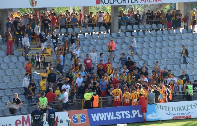Piłkarze Korony po meczu z Wisłą podeszli do kibiców z Młyna. Kilka minut z nimi rozmawiali.