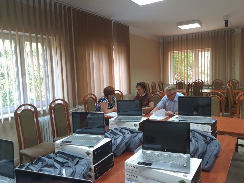 Gmina Jastrzębia. Dzięki projektowi „Ja w Internecie” szkoły mają nowe komputery