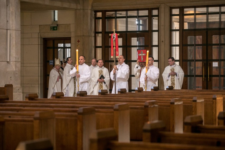 Kardynał Dziwisz: Zmartwychwstały Chrystus jest wśród nas