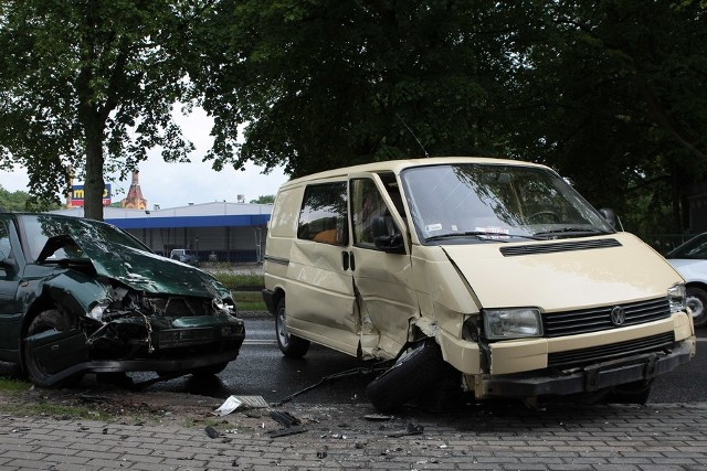 Kolizja wyglądał groźnie. Oba auta są poważnie uszkodzone.