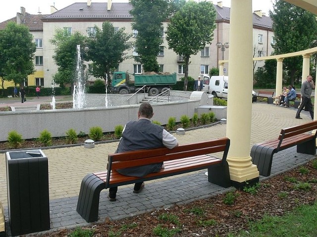 Przy miejskiej fontannie wreszcie ustawiono ławki. Mieszkańcy mogą usiąść i odpocząć na skwerku, który wciąż czeka na nazwę. 