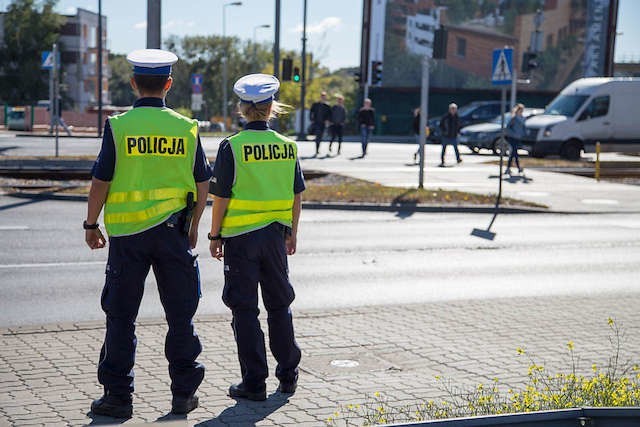 Na skrzyżowaniu ulic Fordońskiej i Fabrycznej policjanci sprawdzali, czy piesi i rowerzyści stosują się do przepisów ruchu drogowego i wobec rażących wykroczeń wyciągali konsekwencje