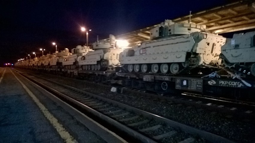 Amerykańskie czołgi, transportowane pociągiem w kierunku...