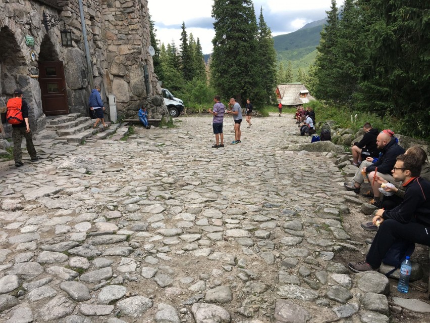 Tatry. Turystów na górskich szlakach jest sporo, ale tłumów (na szczęście) nie spotkamy