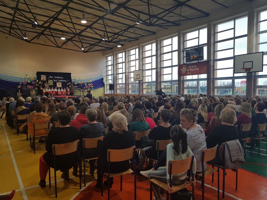 Wyjątkowy Dzień Kobiet w Szkole Podstawowej w Łopusznie. Było ponad 400 osób! (ZDJĘCIA) 