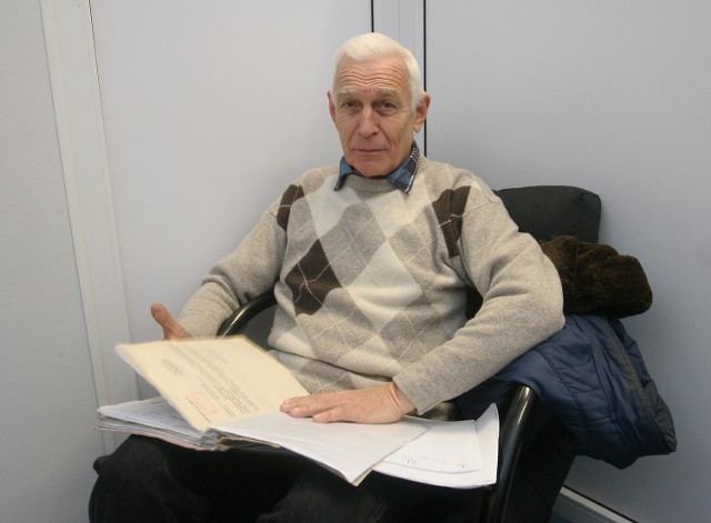 Teczka dokumentów i znajomość prawa pomogły Tadeuszowi Sienkiewiczowi udowodnić, że ma racje.