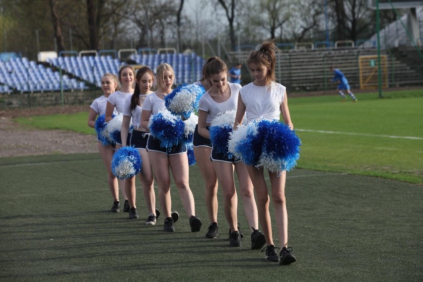 Cheerleaderki na stadionie Hutnika podczas meczu z KS Olkusz...