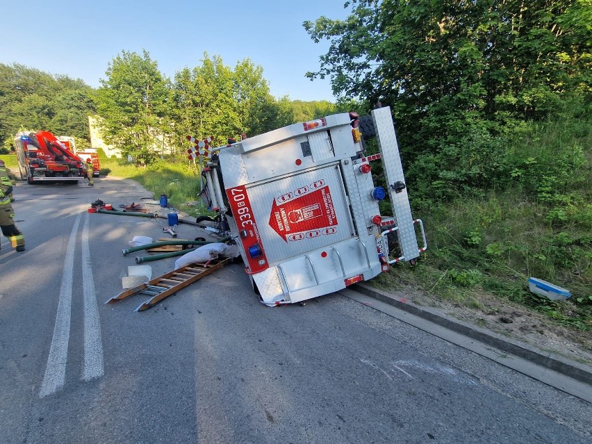 Kolbudy. Wypadek na ul. Dworcowej, pojazd OSP się przewrócił. Trzech strażaków przebywa w szpitalu. 26.06.2022 r.