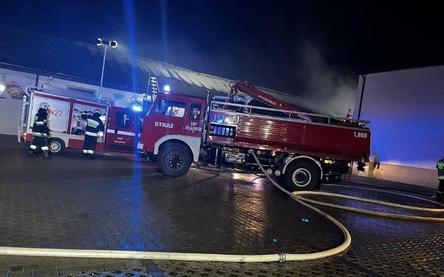 Na miejscu działało 8 zastępów straży pożarnej. Przejdź dalej i zobacz kolejne zdjęcia --->