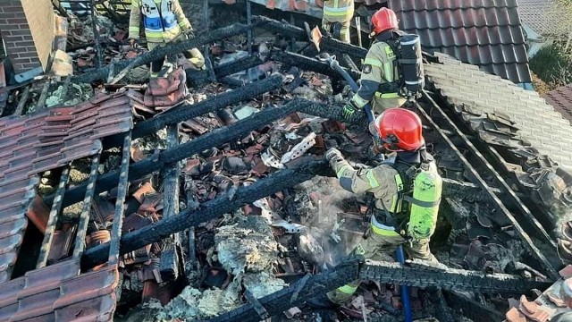 Siedem zastępów straży pożarnej walczyło z pożarem budynku mieszkalnego w Skwierzynie we wtorek wieczorem. 27 kwietnia. Strażacy zostali zaalarmowani o pożarze tuż po godz. 18.00. Paliły się krokwie dachu i wnętrze domu jednorodzinnego. Na ratunek pospieszyły trzy zastępy straży pożarnej z Międzyrzecza oraz cztery z OSP Skwierzyna. Ogień udało się bardzo szybko opanować. O 18.40 strażacy już wiedzieli, że wszystko mają pod kontrolą i zaczęło się dogaszanie. Akcja gaśnicza zakończyła się ok. 20.30. Przyczynę pożaru będzie ustalał biegły sądowy.Wideo: Wielki pożar byłego tartaku w NiedoradzuCzytaj także: Podpalacz w Wielką Sobotę podpalił sterty odpadów w starej cegielni w Murzynowie