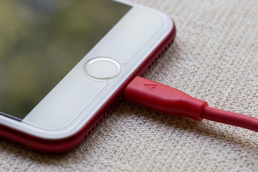 MIT: Baterię nowego smartfona należy całkowicie rozładować i...