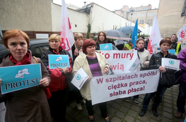 Pielęgniarki domagają się podwyżek W Szczecinie protestowały pielęgniarki, położne z placówek w całym kraju.
