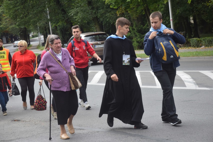 Zawierciańska Piesza Pielgrzymka idzie na Jasną Górę ZDJĘCIA