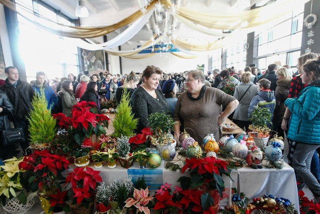 Kiermasz świąteczny w hali rynku miejskiego w Boguchwale.