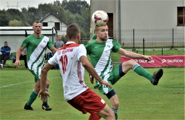 Piłkarze Nadwiślaninu Gromiec (zielone stroje) mieli wolny weekend od ligowych zmagań.
