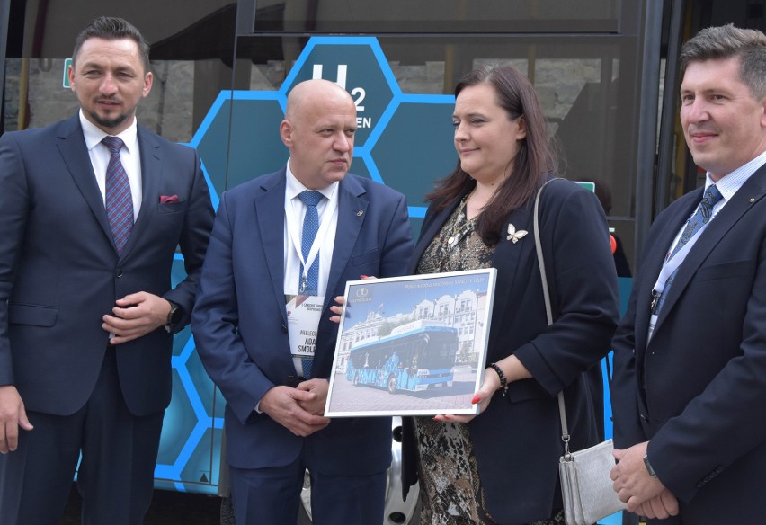 Wiceminister Funduszy i Polityki Regionalnej za kierownicą pierwszego w Polsce autobusu napędzanego wodorem [ZDJĘCIA]