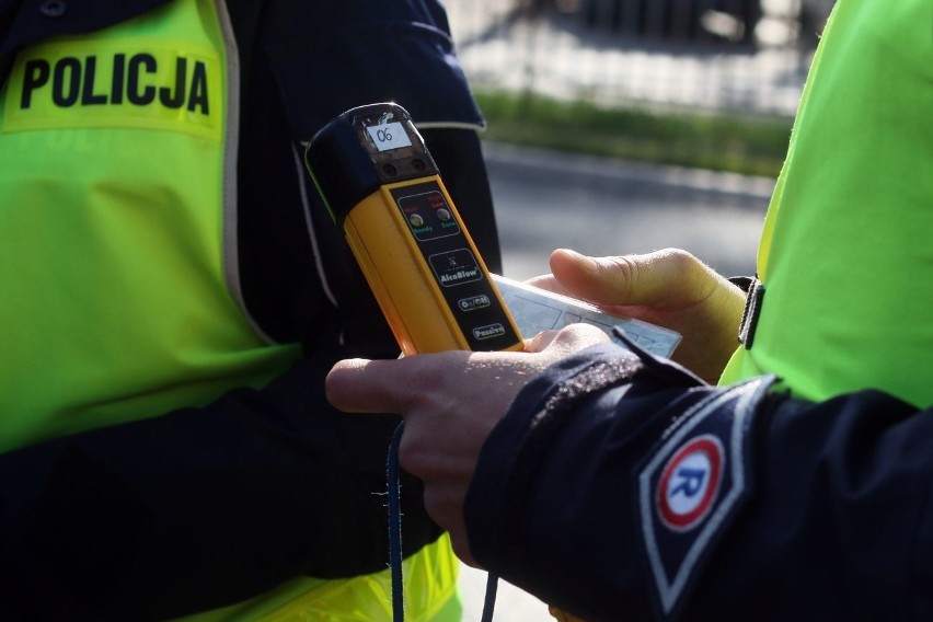 Białystok. Pijany kierowca śmieciarki wpadł na alei...