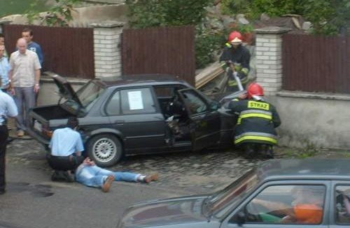 Pijany kierowca BMW zatrzymał się dopiero na bramie posesji. Zdjęcie publikujemy dzięki uprzejmości naszego Internauty.