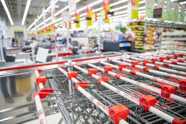 Ale ceny! Supermarkety kuszą kolejnymi promocjami. Sprawdźcie, co można kupić dużo taniej. Oto rekordowe promocje i rabaty ze sklepów Biedronka, Auchan, LIDL, Kaufland, Stokrotka i ALDI. Zobaczcie, gdzie kupicie filet z kurczaka, alkohol, słodycze i inne produkty w niższych cenach. WIĘCEJ NA KOLEJNYCH STRONACH >>>>>