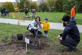 Sadzili drzewa na pamiątkę urodzin dzieci. Akcja "Jedno dziecko, jedno drzewo" w Parku Majowe w Szczecinie. ZDJĘCIA 