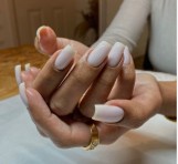 Paznokcie maj 2024: białe paznokcie, białe manicure. Te stylizacje dodadzą Ci szyku! 