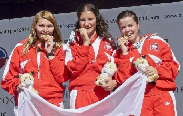 Starachowiczanka Agata Nowak (pierwsza z lewej) na najwyższym podium w Granadzie, razem z koleżankami z reprezentacji Polski.  