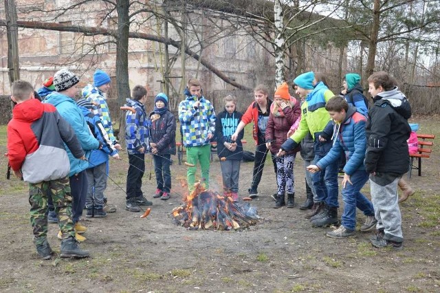 Pieczenie kiełbasek i palenie Marzanny, czyli meta Rajdu Wagarowicza.