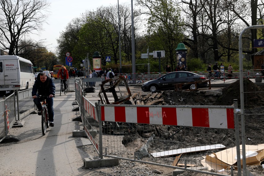 Kraków. Remont linii do Bronowic - wykopy coraz bliżej Alej