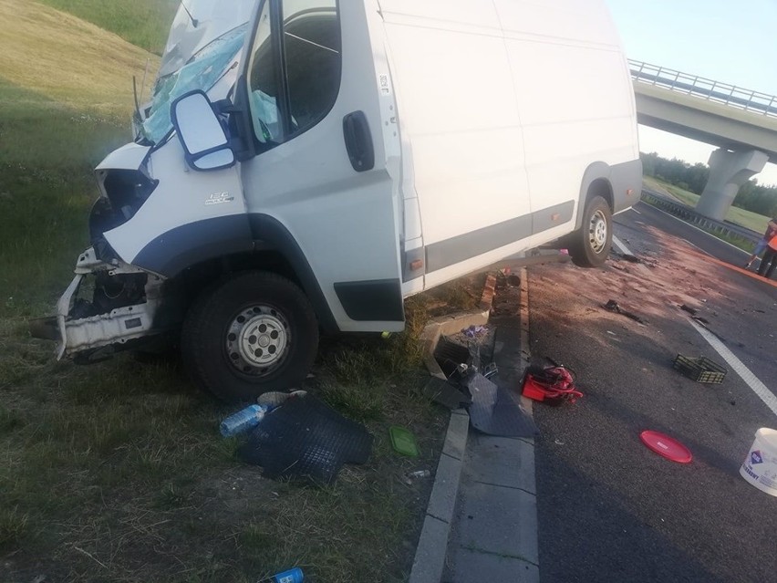 Wypadek na S3 koło Myśliborza. Zderzenie busa z samochodem służby drogowej [ZDJĘCIA]