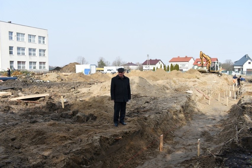 W Rusinowie rozpoczęły się prace przy budowie hali sportowej, przy Publicznej Szkole Podstawowej imienia Jana Kochanowskiego