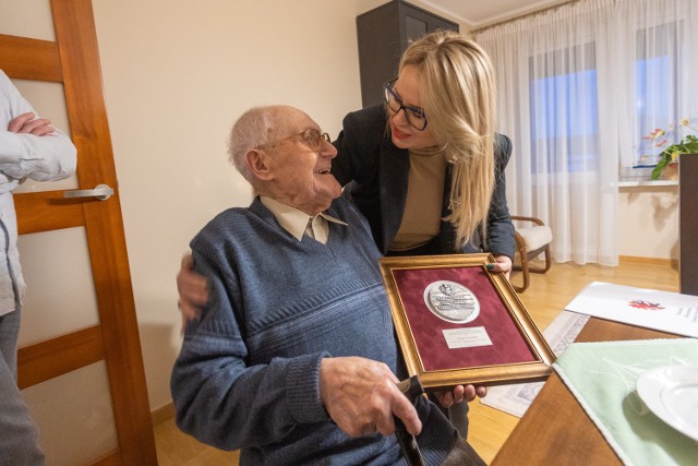 Stuletni pan Aleksy Czerwiński, który mieszka we Włocławku, otrzymał medal.