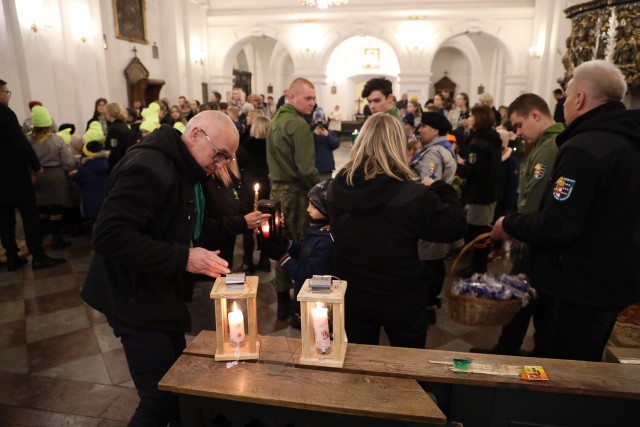 W Sandomierzu harcerze i zuchy przekazali Betlejemskie Światełko Pokoju mieszkańcom miasta i diecezji.