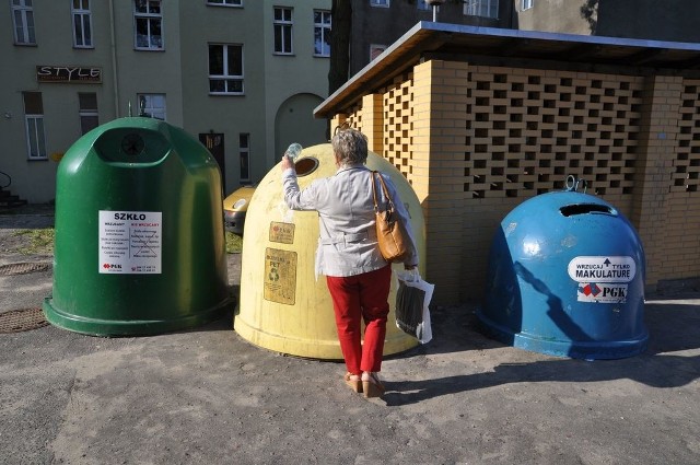 Jedno z gniazd do selektywnej zbiórki przy ulicy Wyszyńskiego, jeszcze bez pojemnika na odpady zielone. Fot. 